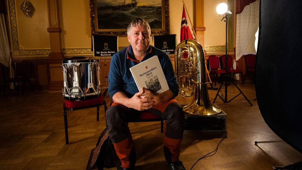 Historiker og fagsjef ved Forsvarets Museer Jan Ingar Hansen har skrevet bok om Marinemusikkens 200 år.