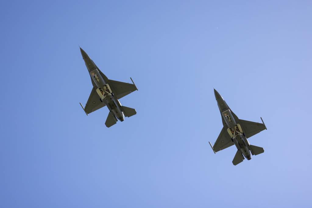 To F-16 flyr over Kjeller flystasjon under markering av siste vedlikeholdleveranse av F-16 fra KAMS til Luftforsvaret.