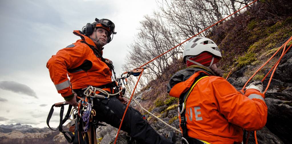 Redningsmenn fra 330 skvadron øver på redning i fjell utenfor Bodø. // Rescuemen from 330 Squadron exercises mountain rescue outside Bodø.