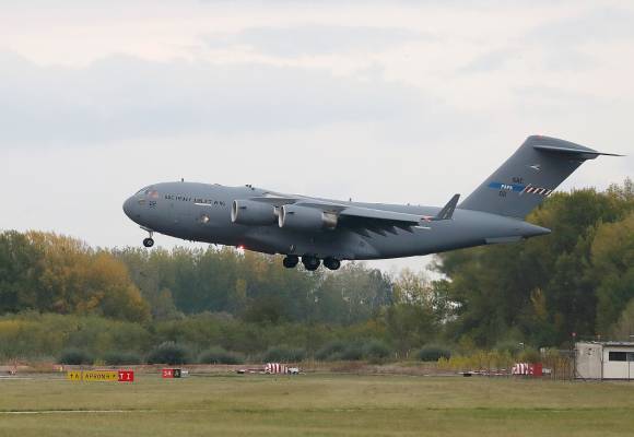 Et Boeing C-17 Globemaster III fly fra Strategic Airlift Capability (SAC) lander på Pápa flyplass i Ungarn
