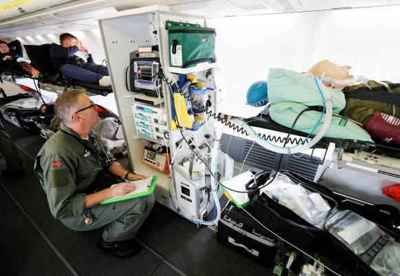 Forsvaret øver sammen med SAS på luftevakuering av skadde og sårede pasienter med deres Boeing 737 fly.
Fra øvelsen ombord i SAS flyet under flyging.
