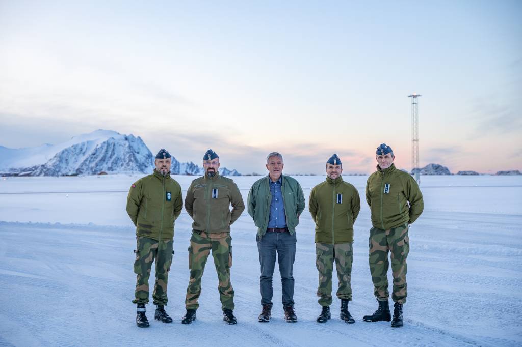 F.v. Kristian Holter, Øystein Dahlberg, Per Julius Helweg, Ruben Hansen, Hans Martin Steiro. Helweg og Hansen er de første som skal arbeide med langtrekkende droner på Andøya.