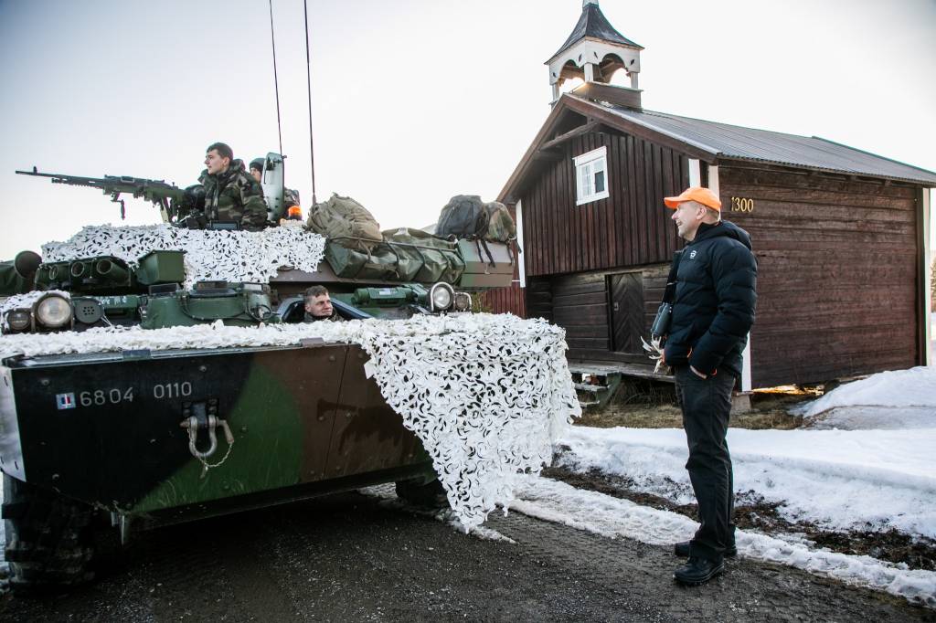 En Fransk panserjager vogn står oppstilt i stilling like ved Åsta under øvelse Cold Response 2022.