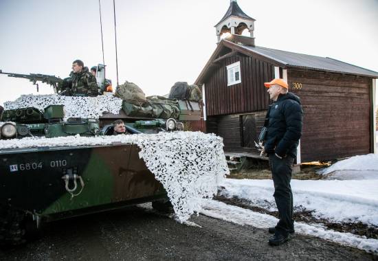 En Fransk panserjager vogn står oppstilt i stilling like ved Åsta under øvelse Cold Response 2022.