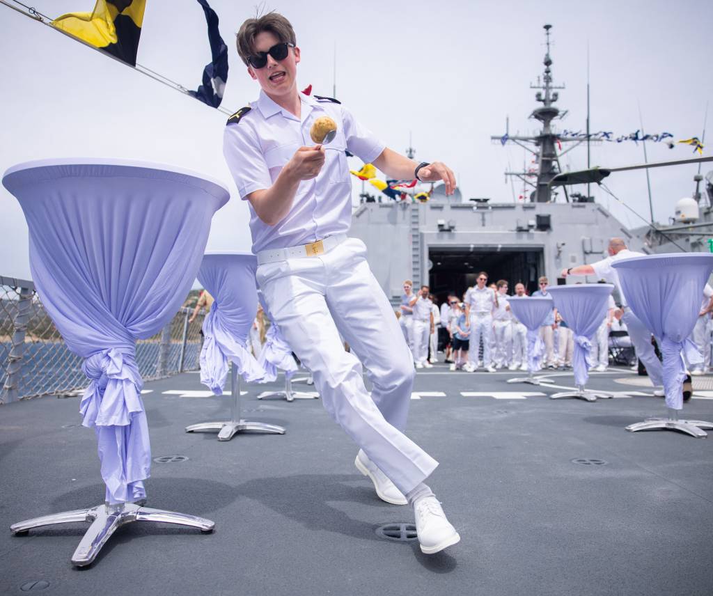 KNM Roald Amundsen er i åtte måneder del av UK Carrier Strike Group 25 - en britisk hangarskipsstyrke ledet av HMS Prince of Wales. 

Etter en periode med øvelser og integrering i Middelhavet, ligger styrken nå til kai på Kreta. Her fikk besetningen feiret nasjonaldagen sammen med allierte. 

Det ble en tradisjonell feiring med nasjonalsang, leker, is og pølser på helikopterdekk på fregatten.
