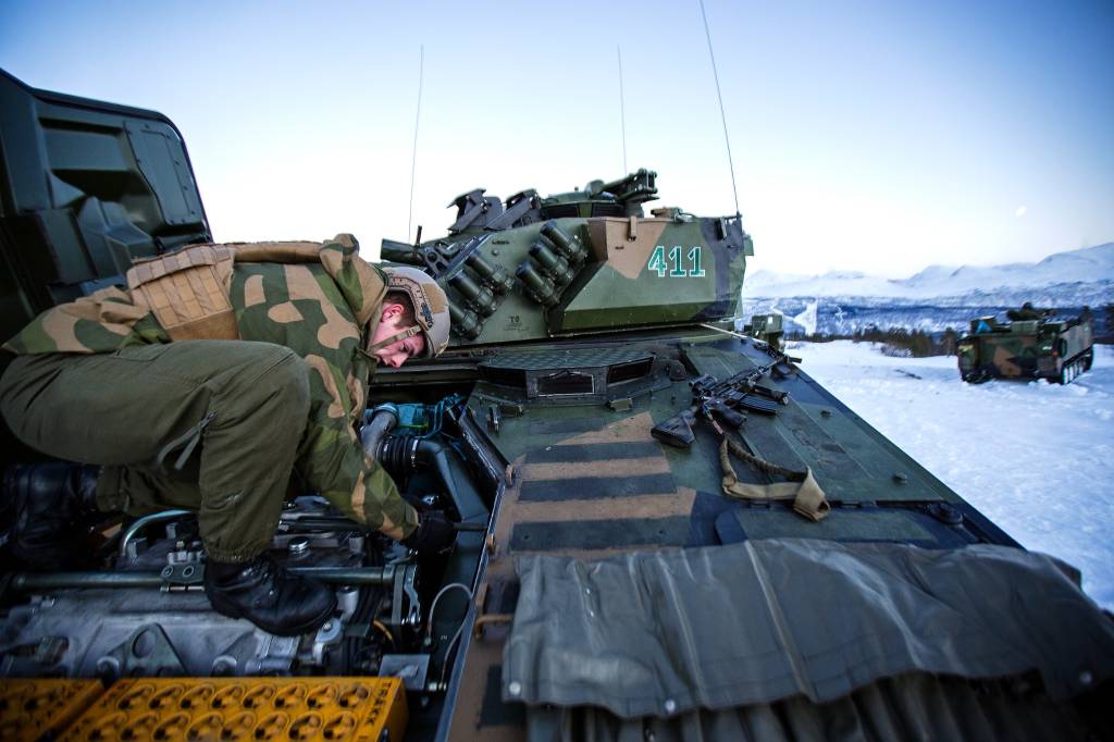Tor Erik Tønset Eggan er tekniker i Panserbataljonen/ Brigade Nord. Eggan tok utdanning på -ens befalsskole som lærling og befalselev. En tekniker i -en utfører vedlikehold og reparasjoner både i leir og i felt under oppdrag. 