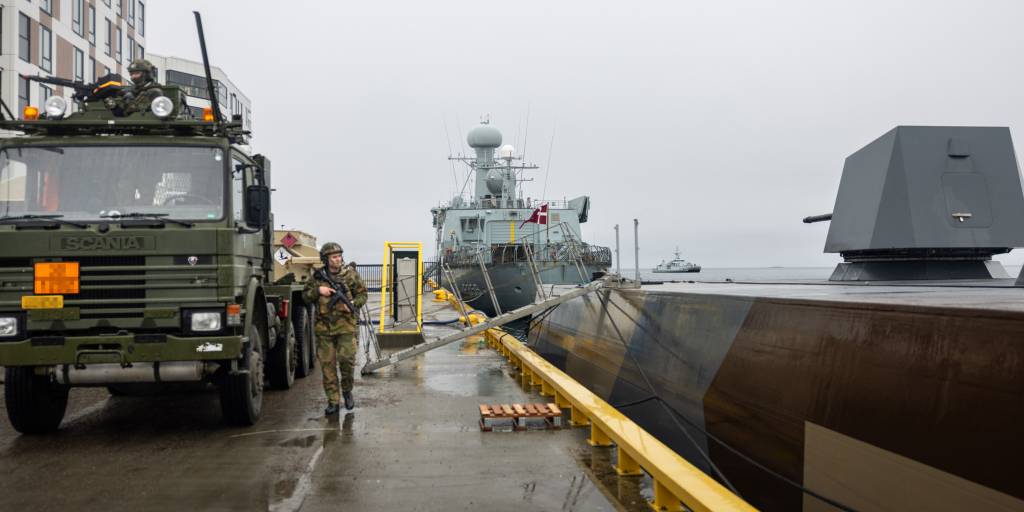 Under øvelse Cold Response 2026 fikk Marinens logistikkommando i oppdrag å etterforsyne Sjøforsvarets korvetter med drivstoff. Oppdraget er en viktig del av den maritime logistikkstøtten som gjør det mulig for fartøyene å opprettholde operasjoner over tid, også i et krevende øvingsscenario.

Drivstofforsyningen gjennomføres ved at logistikkelementer transporterer drivstoff frem til avtalt område, hvor fartøyene kan motta forsyning. Lastebilene etablerer deretter en midlertidig forsyningsplass hvor drivstoffet overføres via slanger og pumpeutstyr til fartøyene. Prosessen krever tett koordinering mellom mannskapene på land og om bord på fartøyene for å sikre en trygg og effektiv gjennomføring.

Denne aktiviteten gjennomføres som en del av storøvelsen Cold Response 26, der allierte fra 14 nasjoner trener på avskrekking, forsvar av NATOs nordlige flanke og å trygge befolkningen.