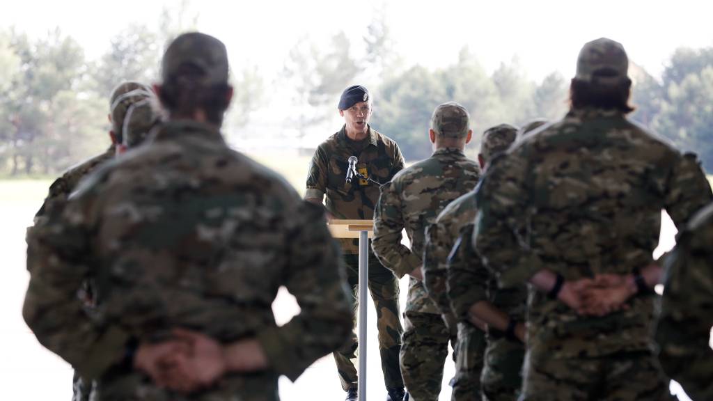 Sjef FOH Generalløytnant Yngve Odlo taler til soldatene fra Forsvarets Spesialkommando etter hjemkomst på Gardermoem Militære flystasjon 