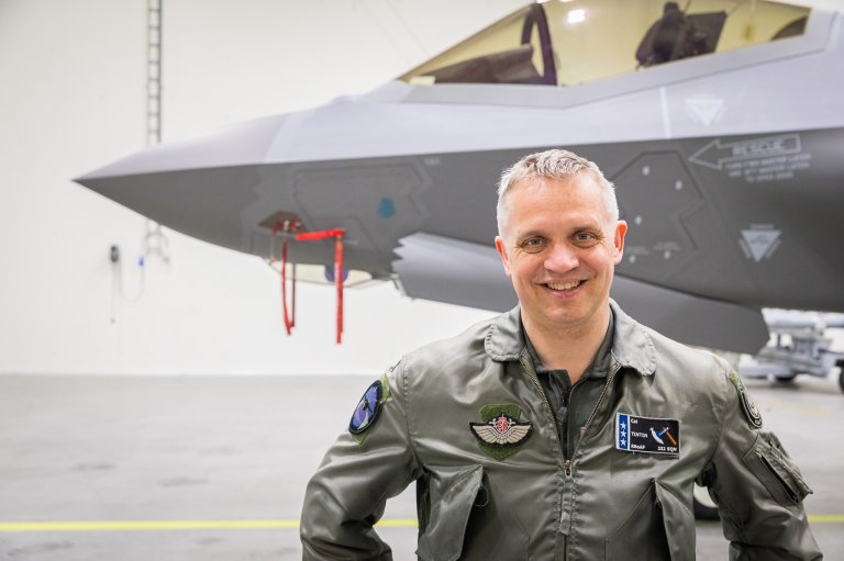 Sjef for 132 luftving, oberst Martin "TinTin" Tesli. Her foran et norsk F-35A i et shelter på Ørland flystasjon.
