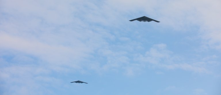 To amerikanske B-2A Spirit flyr over Ørland flystasjon. Foto: Tord Romundstad, Forsvaret