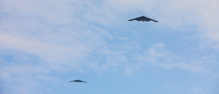 To amerikanske B-2A Spirit flyr over Ørland flystasjon. Foto: Tord Romundstad, Forsvaret