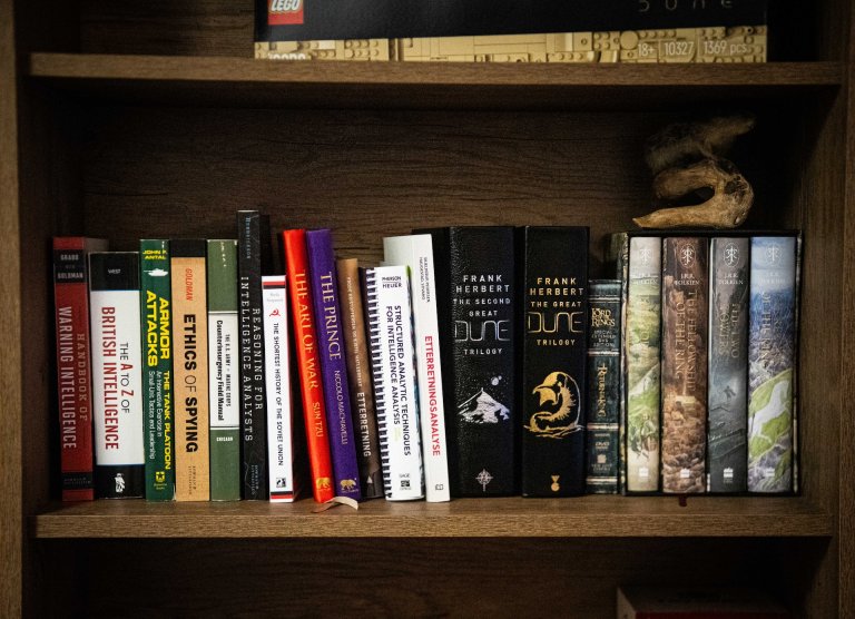 bokhylle med fantasylitteratur.