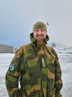 portrett av mann i uniform fra det norske Forsvaret - stasjonssjefen på Jan Mayen vinteren 2025-26.