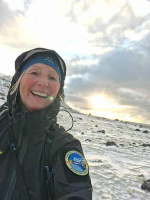 Portrett av glad dame i friluftstøy.