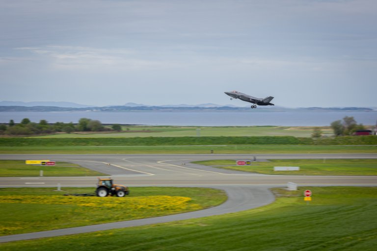 Et norsk F-35 tar av med biodrivstoff (SAF) ut fra Ørland flystasjon. Foto: Ole Andreas Vekve, Forsvaret
