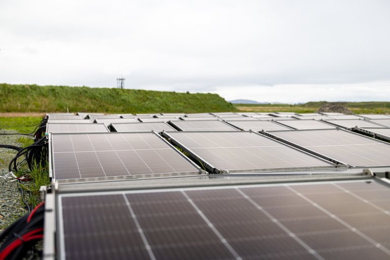 Solcellepanel på Ørland flystasjon, en del av pilotprosjektene innen bærekraft og beredskap. Dette en del av et modul- og flyttbasert konsept. Foto: Ole Andreas Vekve, Forsvaret