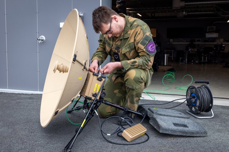 CIS-tekniker i F-35 CIS skvadron monterer kommunikasjonssystem under øvelse på Ørland flystasjon. Foto: Hanne Vik Rye, Forsvaret