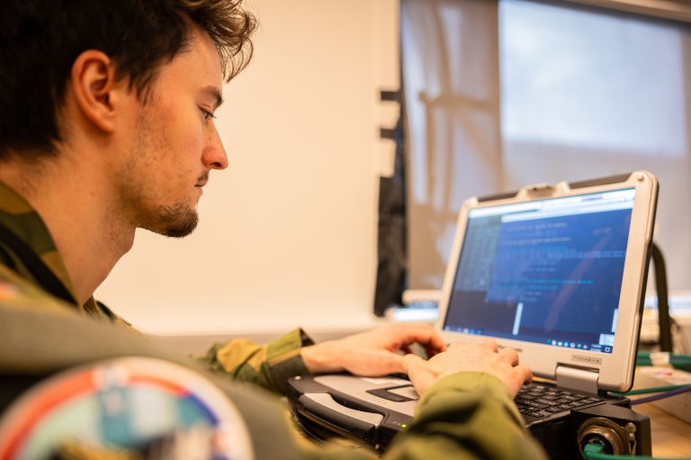 Systemingeniør jobber på PMA under NATO-oppdraget Iceland Air Policing 2024. Foto: Ole Andreas Vekve, Forsvaret