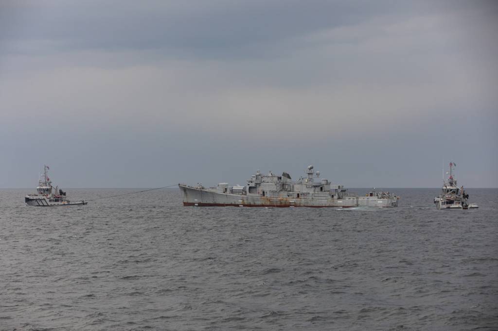 Bilder av den utrangerte fregatten EX KNM Bergen og Slepe fartøyene KNM Mjølner og KNM Sleipner. Den utrangerte fregatten ble brukt som målfartøy for testing av et nytt amerikansk presisjonsvåpen, sluppet fra en B-2 Spirit over Norskehavet utenfor Andøya i Nordland.