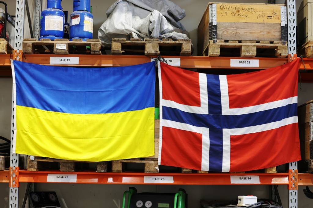 Ukrainske soldater har hengt opp sitt eget flagg ves siden av et norsk flagg på verkstedet hvor de får opplæring.