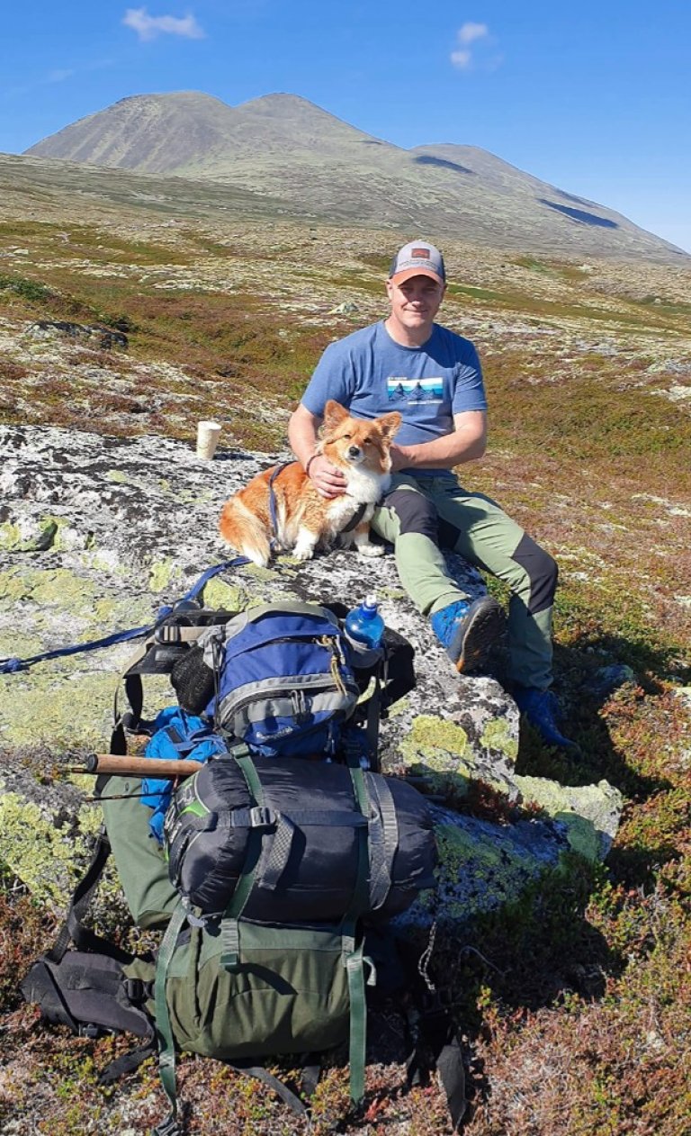 Jon Vidar Rønningen og hunden Saga, i dag.