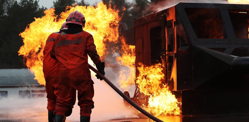 Elever på Forsvarets befalsskole trener i Marinens Havaritrener ved KNM Tordenskjold på Haakonsvern orlogsstasjon