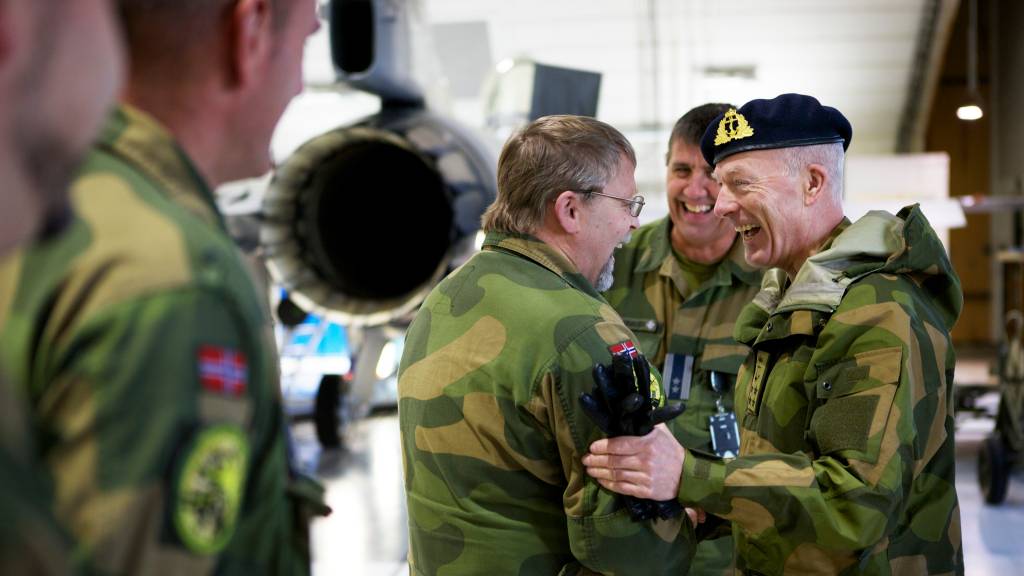 Haakon Bruun-Hanssen besøker personell ved Ørlandet flystasjon på hans første dag som ny ForsvarssjefHaakon Bruun-Hanssen visits Ørlandet Air Base on his first day as Chief of Defence