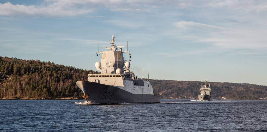 KNM Otto Sverdrup, flaggskip SNMG1 og FGS Donau, Flaggskip SNMCMG1 seiler ut oslofjorden. // HNoMS Otto Sverdrup, flagship SNMG1 and FGS Donau, Flagship SNMCMG1 sails out the fjord of Oslo.