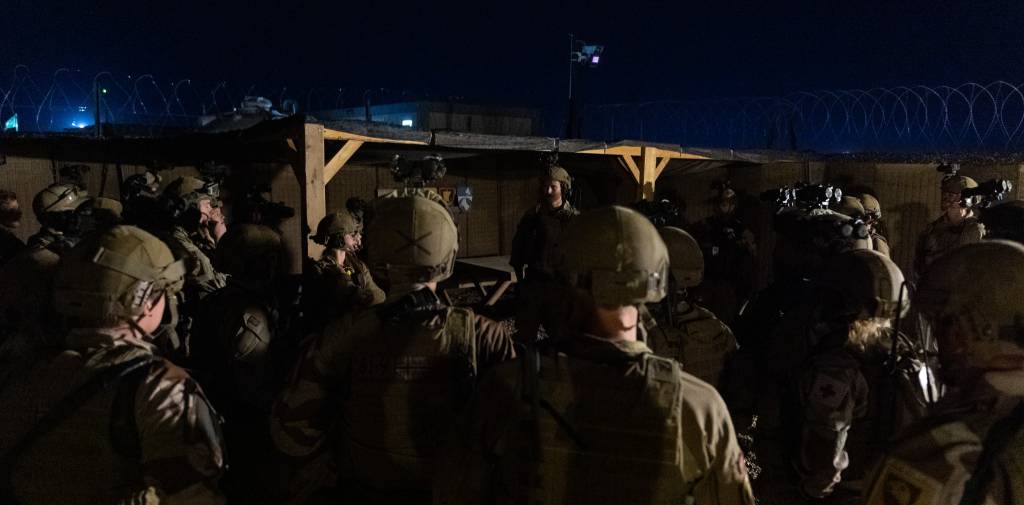 Soldater fra NORTU 5 (Norwegian Task Unit) står samlet, i etterkant av et rakettangrep mot leiren i Al-Assad, Irak.