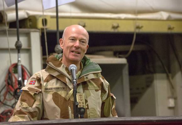 Forsvarssjef admiral Haakon Bruun-Hanssen holder tale for de norske soldatene i Mazar-E-Sharif i verkstedet til det nasjonale støtteelementet (NSE).