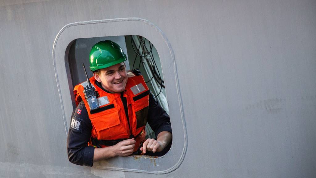 Takkelavdelingen på KNM Otto Sverdrup, flaggskip SNMG1, tar seg av alt av tauverk og sikringer om bord.