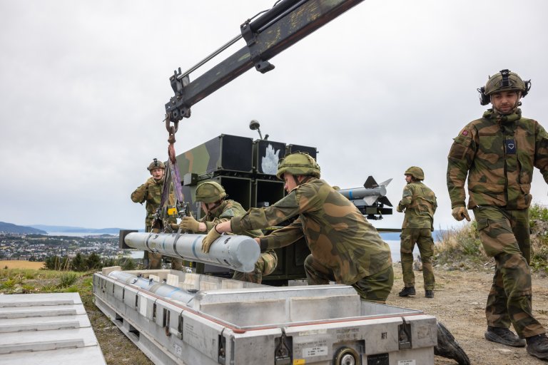 Luftvernbataljonen fra Ørland flystasjon er på øvelse Nidaros Shield i Trondheim. Ett launcher-lag laster inn ny missil. Foto: Onar Digernes Aase, Forsvaret
