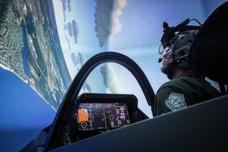 Sjef 332 skvadron, oberstløytnant Trond Haugen, flyr F-35 simulator