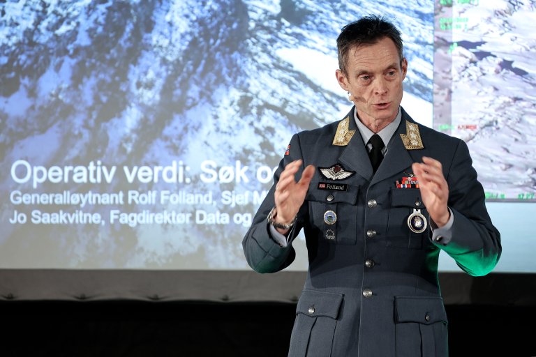 Generalløytnant Rolf Folland under lanseringen av Forsvarets KI-senter. Foto: Torbjørn Kjosvold