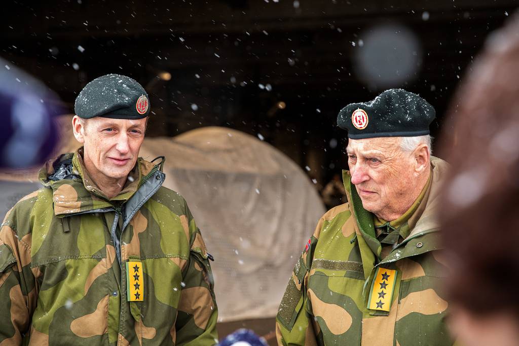 H.M. Kongen besøkte Garnisonen i Sør-Varanger i forbindelse med vinter øvelsen Joint Viking 2023. Han ble vist rundt av Forsvarssjef General Eirik Kristoffersen og Oberstløytnant Michael Spanne Rozmara.