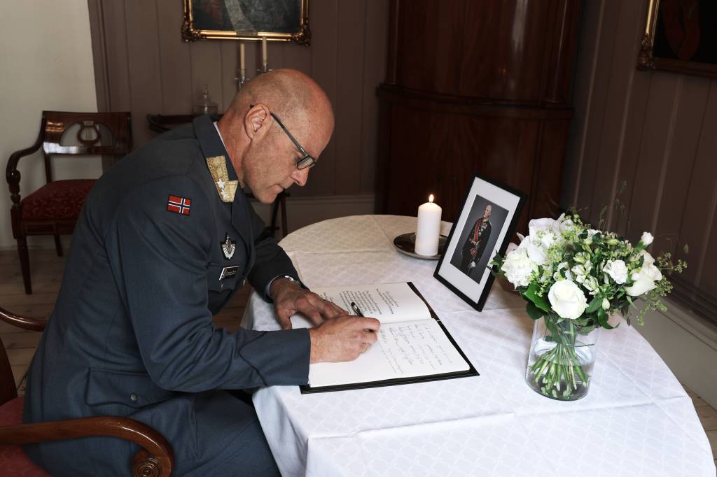 Sjef Luftforsvaret Generalmajor Øivind Gunnerud skriver i Kondolanseprotokollen til avdøde Kong Harald V