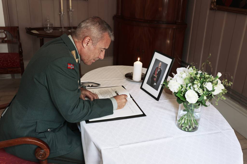 Sjef Heimevernet Generalmajor Frode Ommundsen skriver i kondolanseprotokollen til Kong Harald V