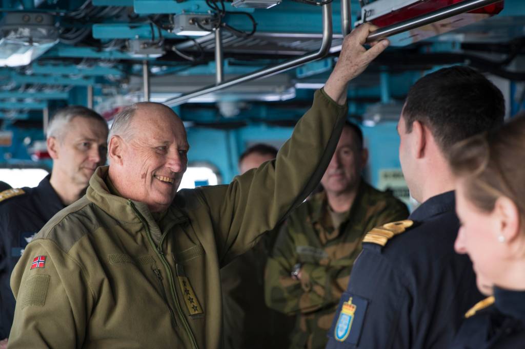 Hans Majestet Kong Harald V, Forsvarssjef, admiral Haakon Bruun-Hanssen og sjef FOH, generalløytnant Rune Jakobsen på besøk på fregatten KNM Thor Heyerdahl, tatt i mot av Sjef Kyst Eskadren, flaggkommandør Ole Morten Sandquist og Skipssjef KNM Thor Heyerdahl, kommandør kaptein Frode Røte,  under øvelse Cold Response 2016 i Trøndelag.  / During Cold Response 2016