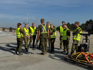 Kadettene får opplæring.