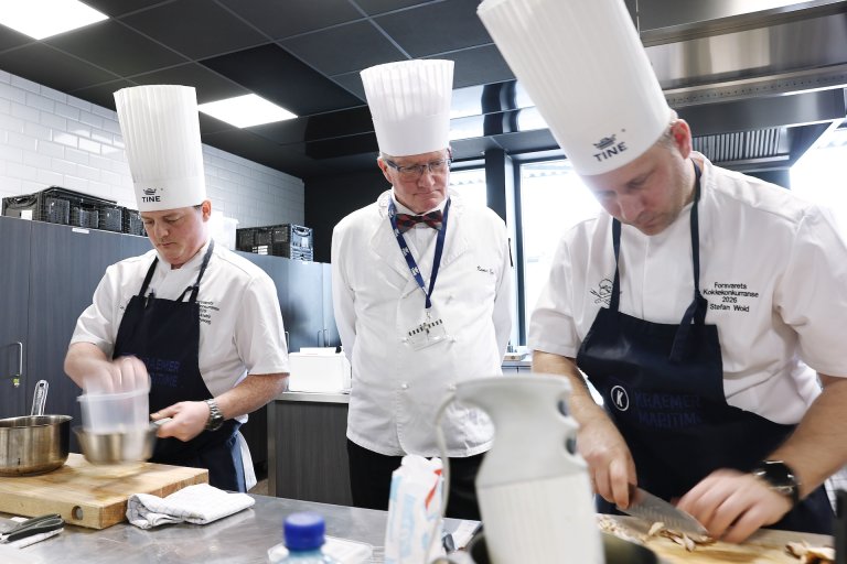 Kokker fra Madla i gang med å kutte  kylling.