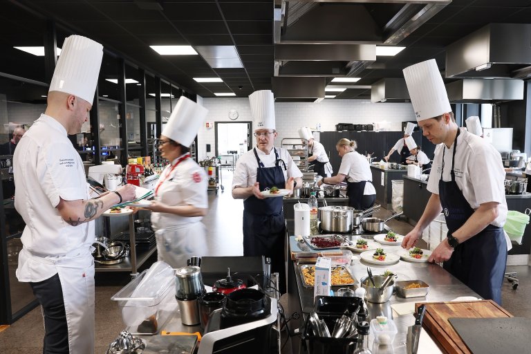 kjøkkenscene med matservering