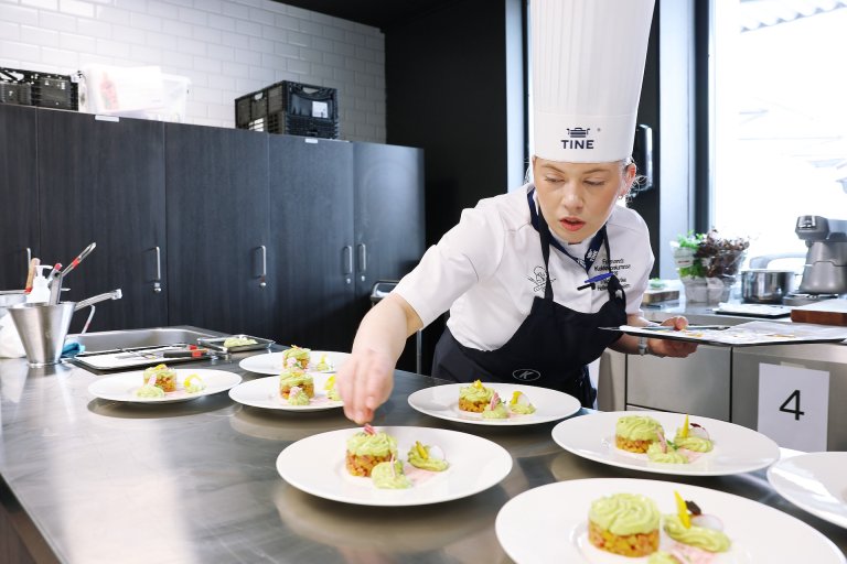 Pynting av matrett før servering. 