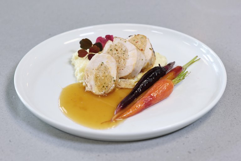 Hovedrett med kylling og gulrøtter.