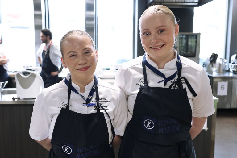 portrett av to lærlinger i kokkeklær.