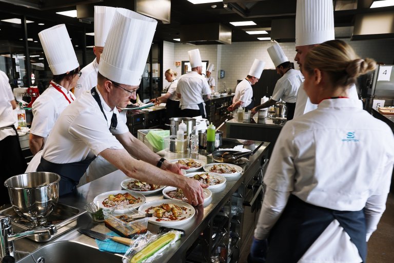 lag fem fra Skjold får båret ut sin rett til dommeren.