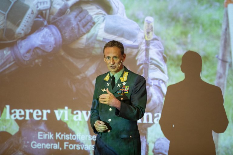 Forsvarssjef Eirik Kristoffersen på konferanse om erfaringslæring.