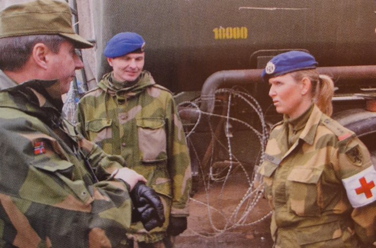 Hilde hilser på fungerende forsvarssjef og sjef for den norske bataljonen. Foto: Privat