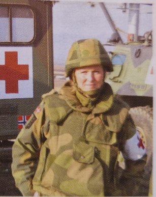 Hilde Enger Haugen i uniform og i Kosovo. Foto: Privat.