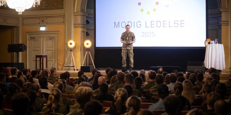 Konferansen Modig ledelse er en møteplass for unge ledere i alderen 25-35 i forsvarssektoren og sivil sektor. Konferansen ble avholdt 23. og 24 oktober 2025 på Gamle logen. Her ved forsvarssjef, general Eirik Kristoffersen.