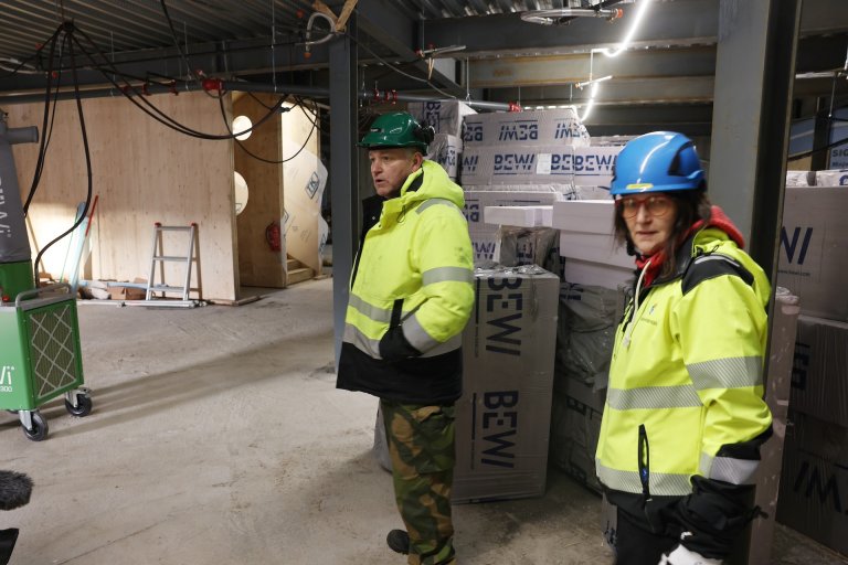 Torgeir Madsen og Randi-Grethe Pedersen inne i det nye stasjonsbygget som bygges nå på Jan Mayen.